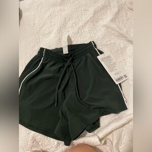 lululemon light weight relaxed shorts 3” size 0
